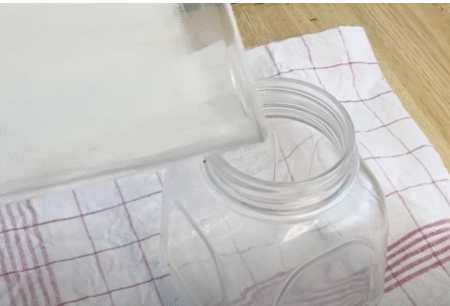 se vierte el detergente casero en un bote
