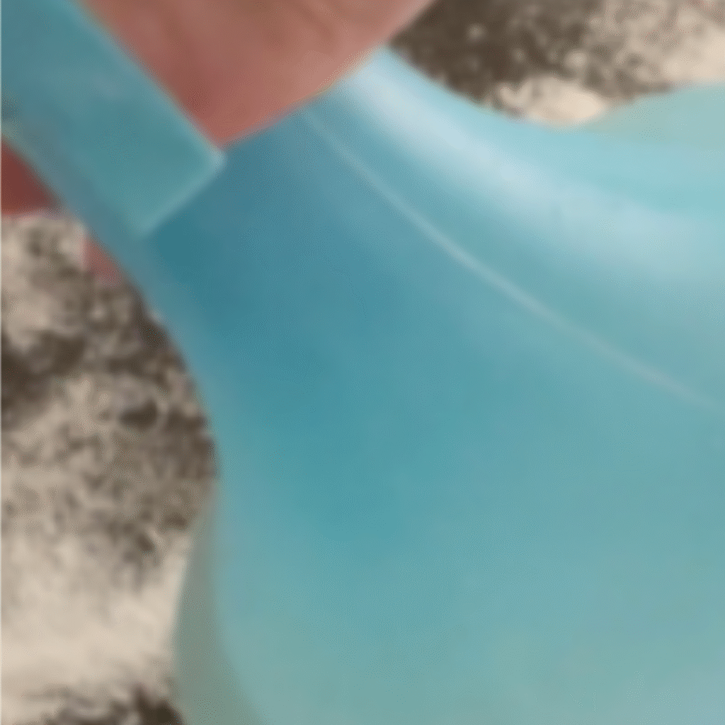 botella spray con el quitagrasas, al fondo una bandeja con bicarbonato