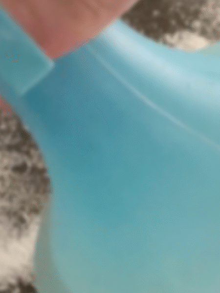 botella spray con el quitagrasas, al fondo una bandeja con bicarbonato