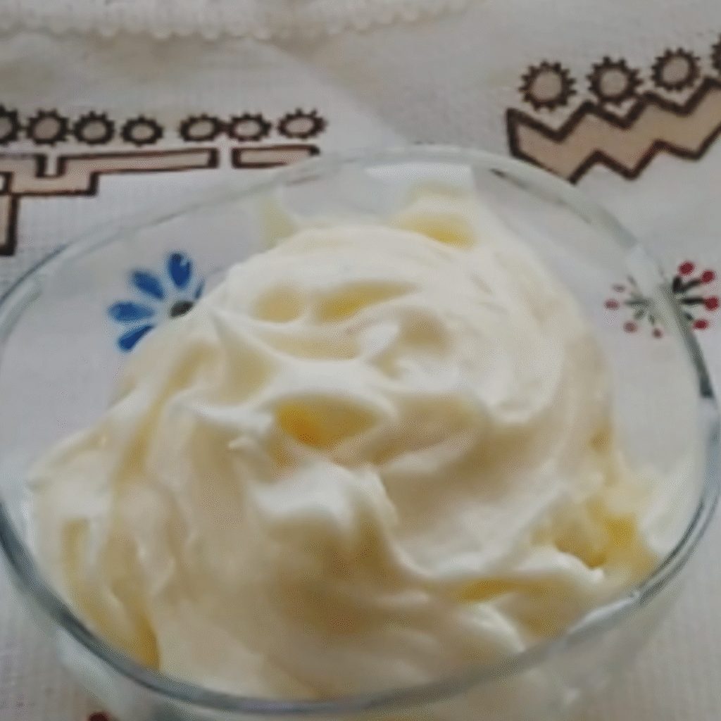 cuenco de cristal transparente que contiene la crema de manos preparada