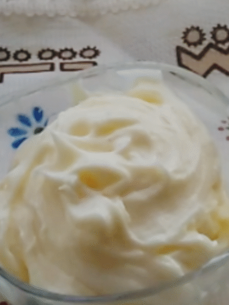 cuenco de cristal transparente que contiene la crema de manos preparada