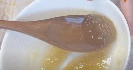 mascarilla en un cuenco blanco, se coge un poco con la cuchara para ver la textura, que es parecida a la miel