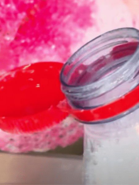 probando el lavavajillas casero con estropajo rojo