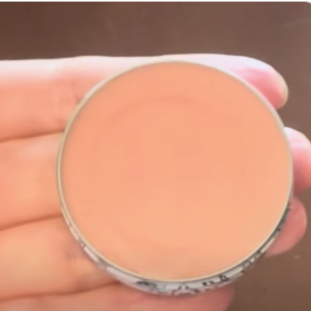 se muestra el labial solidificado en su envase