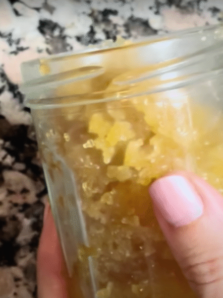 tarro de cristal lleno de exfoliante casero visto desde arriba