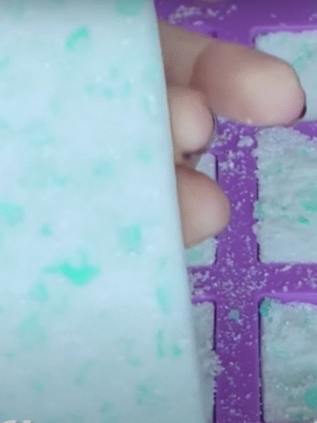 pastillas para limpiar el inodoro en un bol