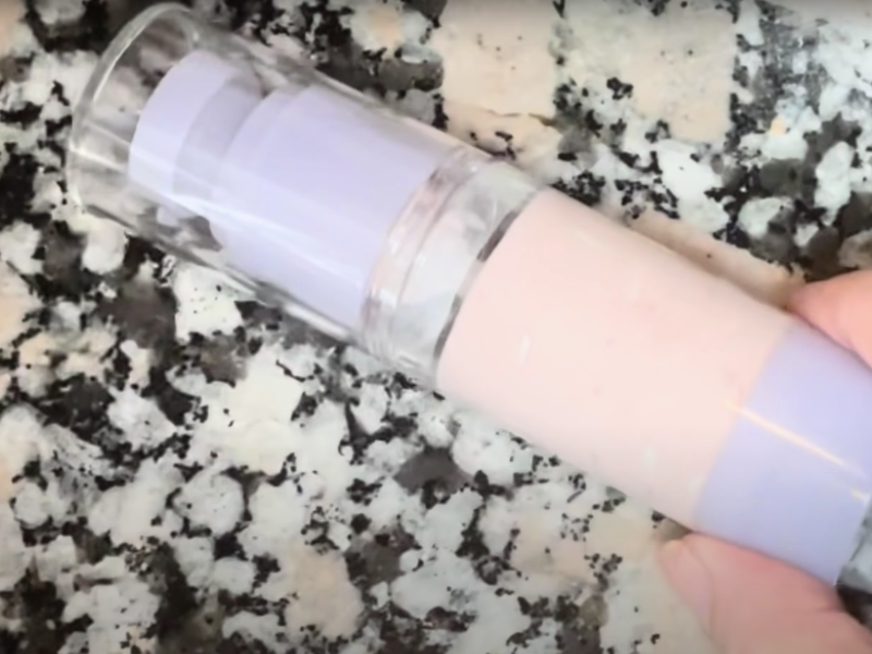 base de maquillaje sobre la mesa