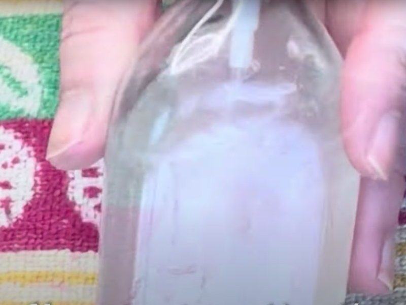 se muestra el bote de body spray