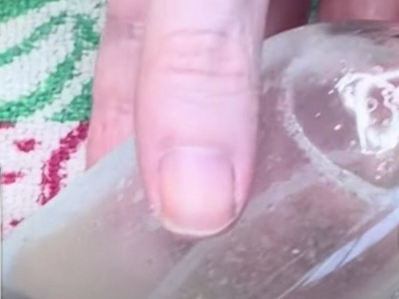 se agita el bote de body spray