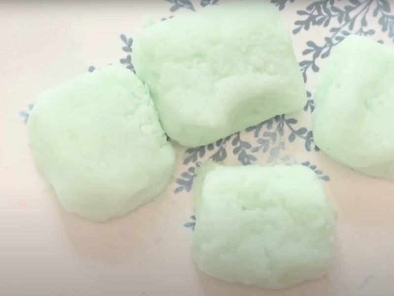 varias pastillas para el lavavajillas en un plato