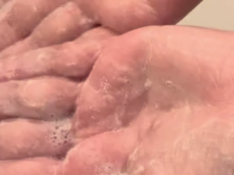 se muestra la espuma del jabón de manos