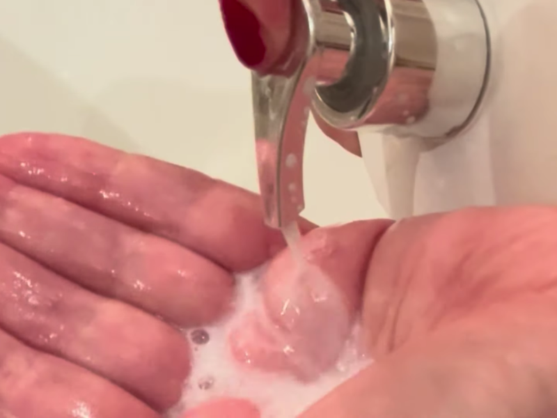 se aplica el jabón de manos en las manos