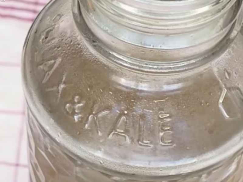 bote de cristal con el enjuague bucal casero