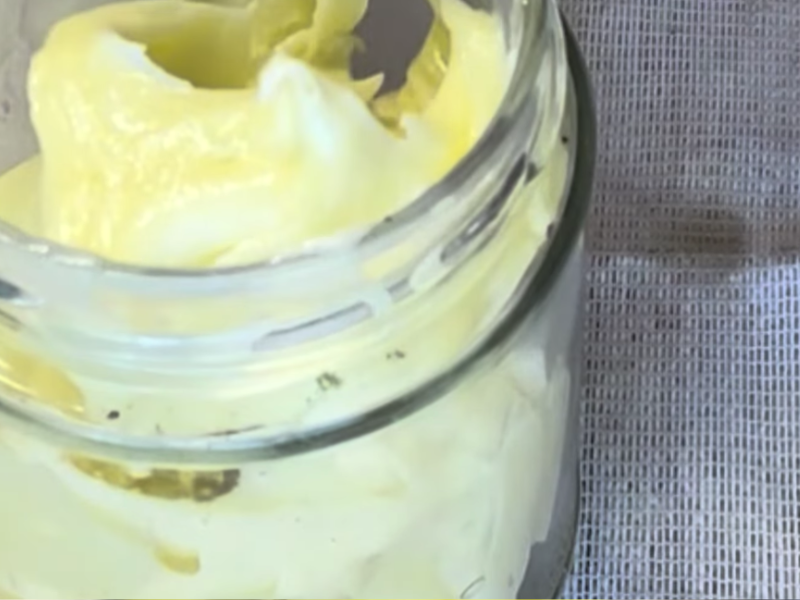 se guarda la crema de afeitar casera en un bote de cristal