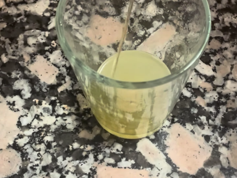 se mezcla el zumo de limón con el vinagre