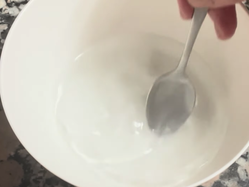 prepara la mezcla de agua y bicarbonato