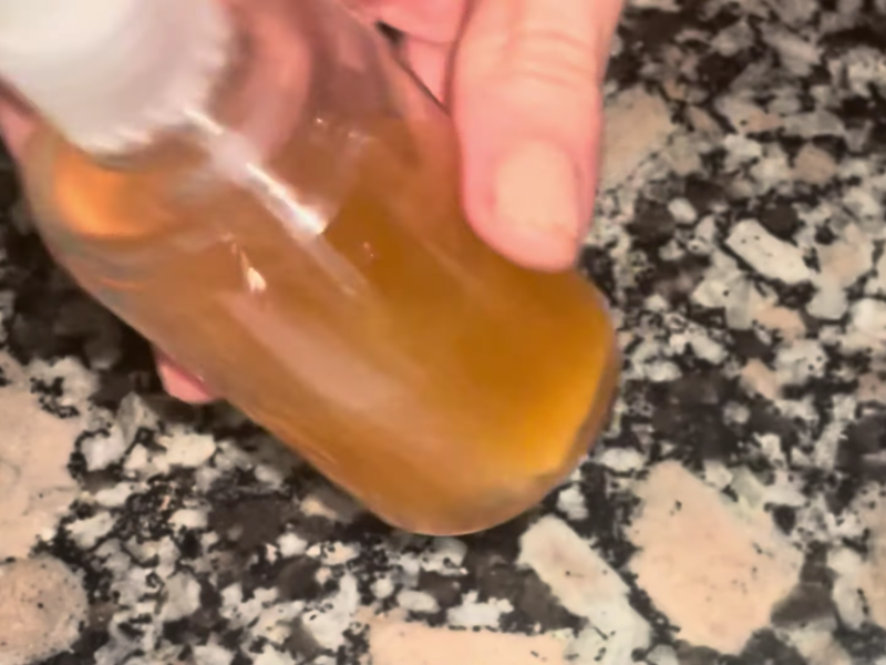 se pone la mezcla en un pulverizador