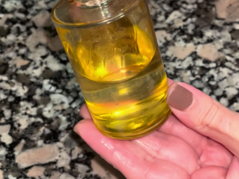 frasco de vidrio con el ambientador mikado casero