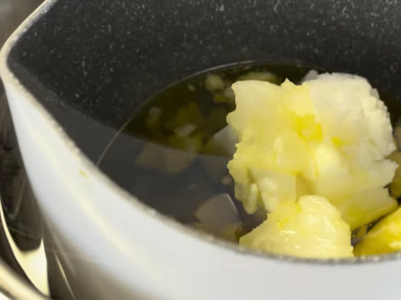 se ponen los ingredientes al baño maria