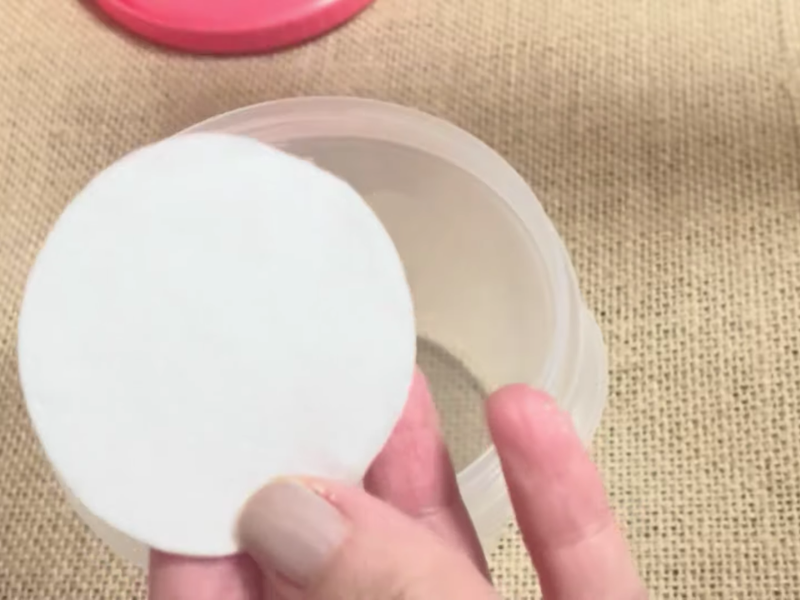 se impregnan los discos de algodón con el perfume