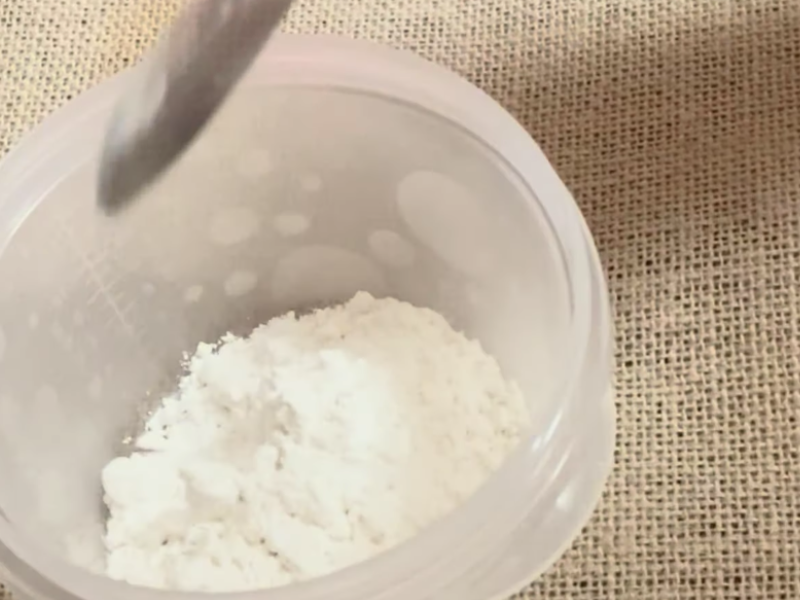 se añade maicena a un recipiente con tapa