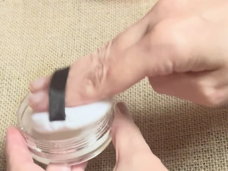 polvos perfumados corporales en polvera