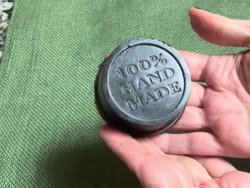 se muestra un jabón de café y canela casero redondo