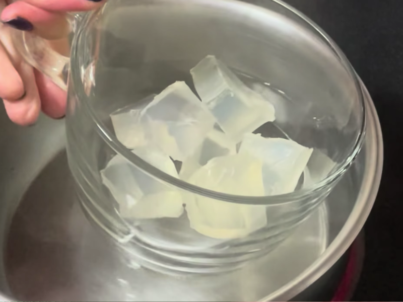 base de glicerina troceada y puesta al baño María