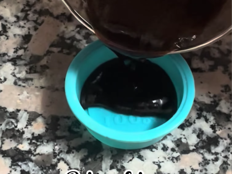 se vierte la mezcla en moldes de silicona