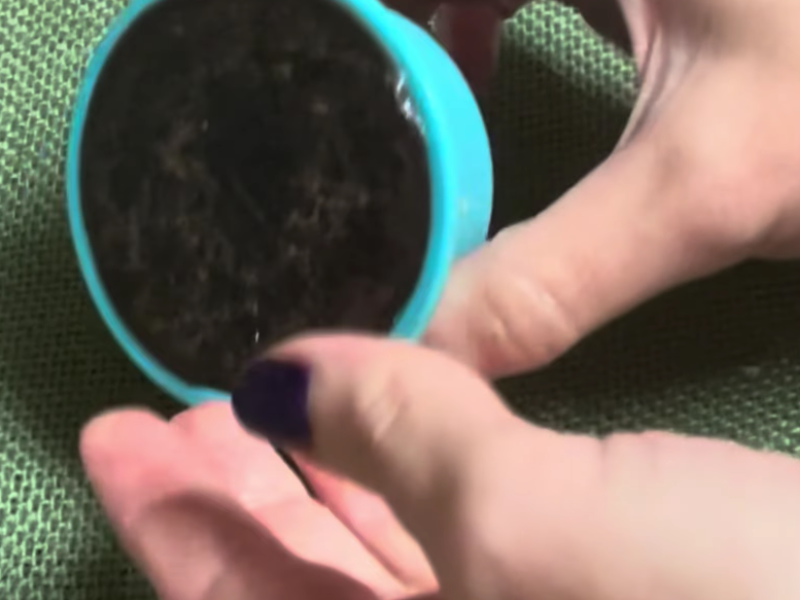 se desmolda el jabón de café y canela