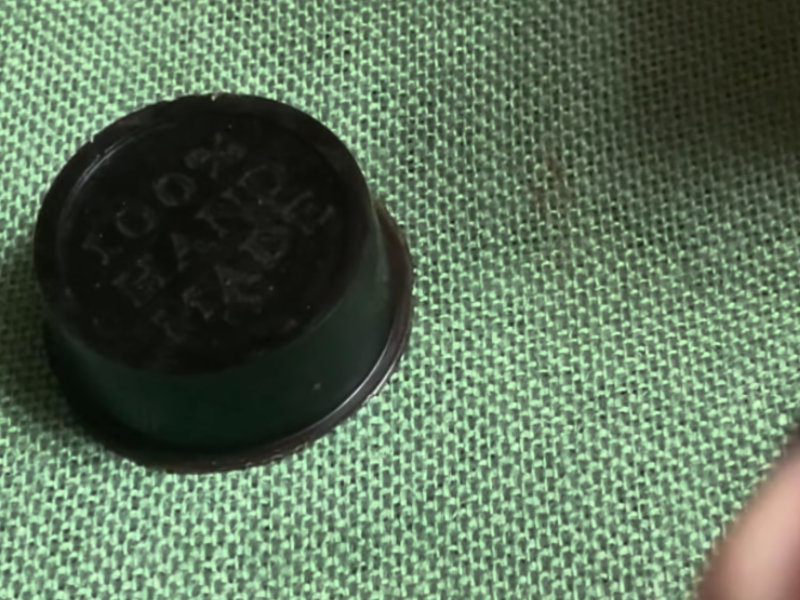 jabón de café y canela sobre mantel verde