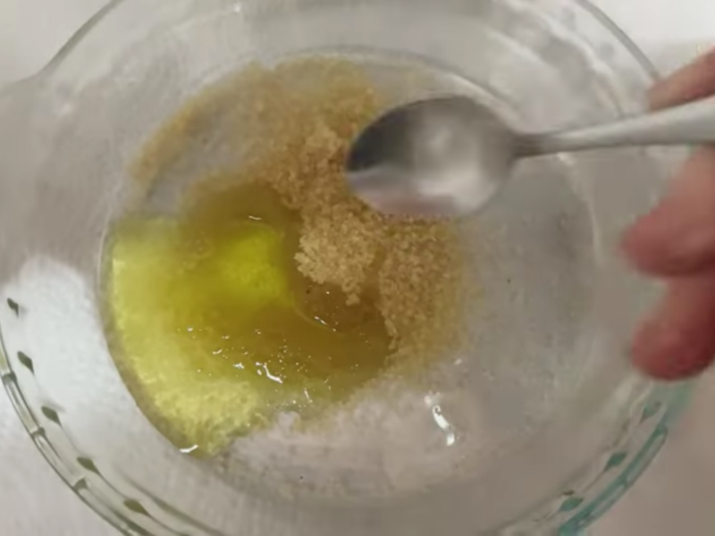 añade aceite al azucar