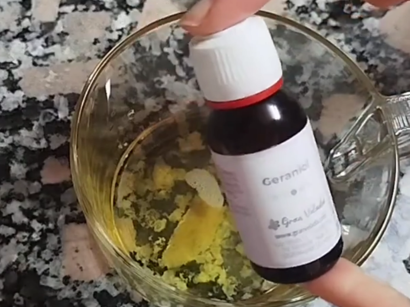 se añade en aceite esencial