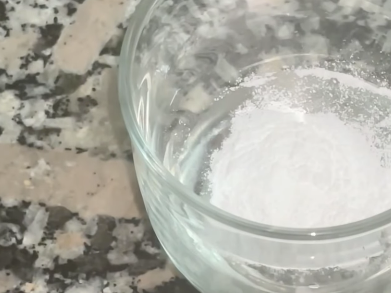 añade el polvo al agua